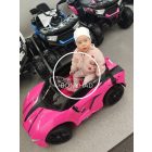 Cordoba pink gyermek elektromos autó használat közben – Trendi Babakocsi