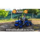 Gyermek kint vezeti a kék traktor utánfutóval
