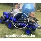 Gyermek kint vezeti a kék traktor utánfutóval