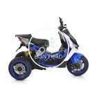 Kék gyerek elektromos robogó oldalnézetből – stabil háromkerekű kialakítás