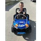 Gyermek vezeti a metálkék Fast UTV elektromos járművet a szabadban