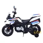 BMW F850 GS elektromos gyerek motor oldalnézetből – nyeregtáskákkal és LED lámpákkal