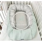 Szürke–menta waffle babafészek csomagolva – stílusos és praktikus ajándék újszülötteknek