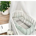 Szürke–menta waffle babafészek csomagolva – stílusos és praktikus ajándék újszülötteknek