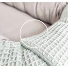 Szürke–menta waffle babafészek csomagolva – stílusos és praktikus ajándék újszülötteknek