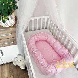 Babarózsaszín waffle babafészek közelről – légáteresztő, természetes pamut anyag