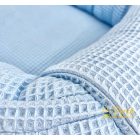 Babakék waffle babafészek közelről – légáteresztő, természetes pamut anyag