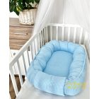 Babakék waffle babafészek kiságyban – biztonságos, kényelmes pihenőhely újszülötteknek