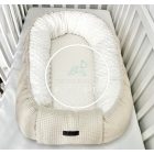 Bézs waffle babafészek oldalnézetből – prémium, kézzel készült kivitel