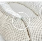 Bézs waffle babafészek közelről – természetes pamut, légáteresztő waffle anyag