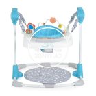 „Baba játék közben a forgó zenélő játszóasztalban – vidám és biztonságos szórakozás”